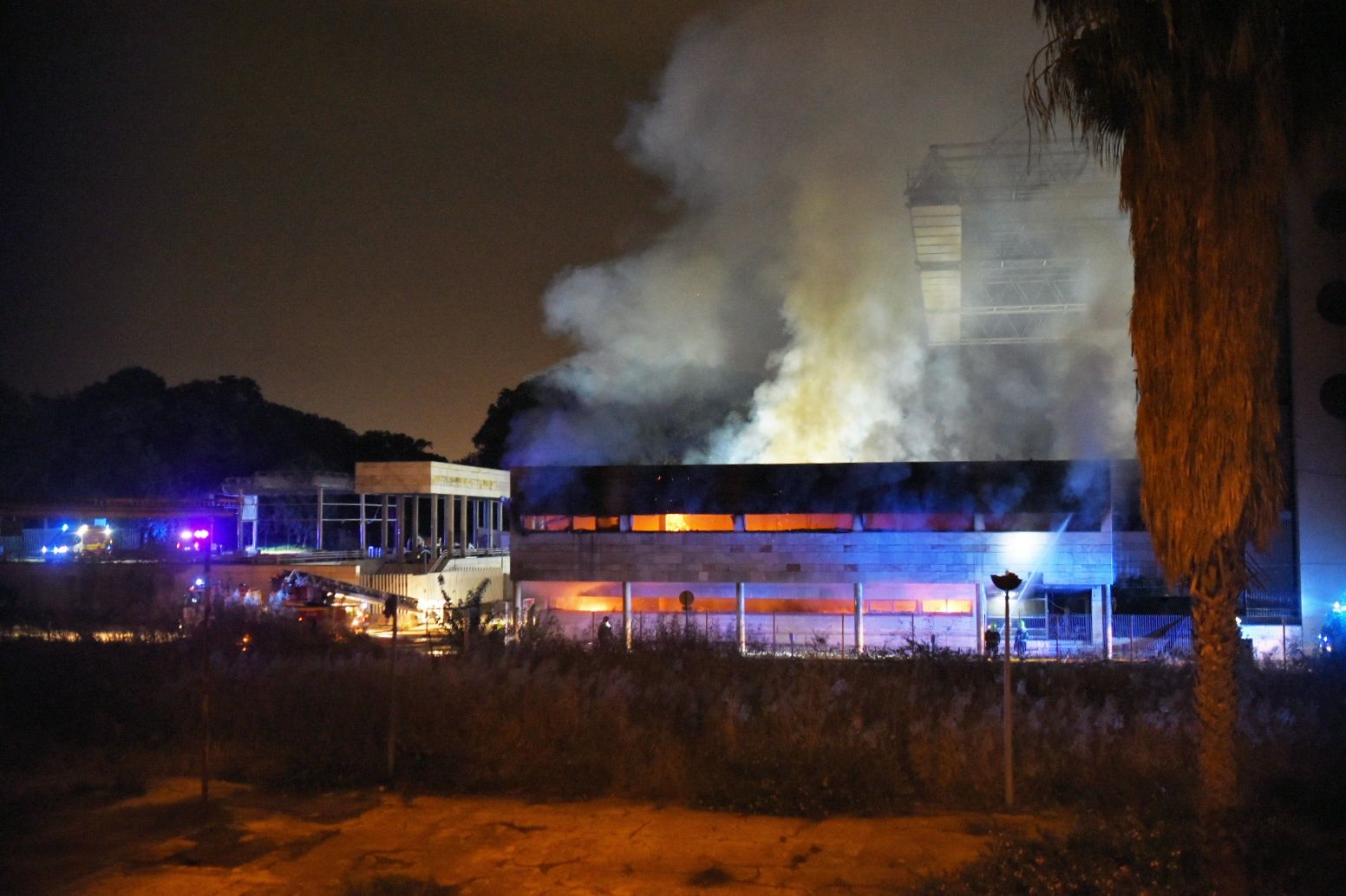 El incendio del auditorio Rocío Jurado de La Cartuja, en imágenes.