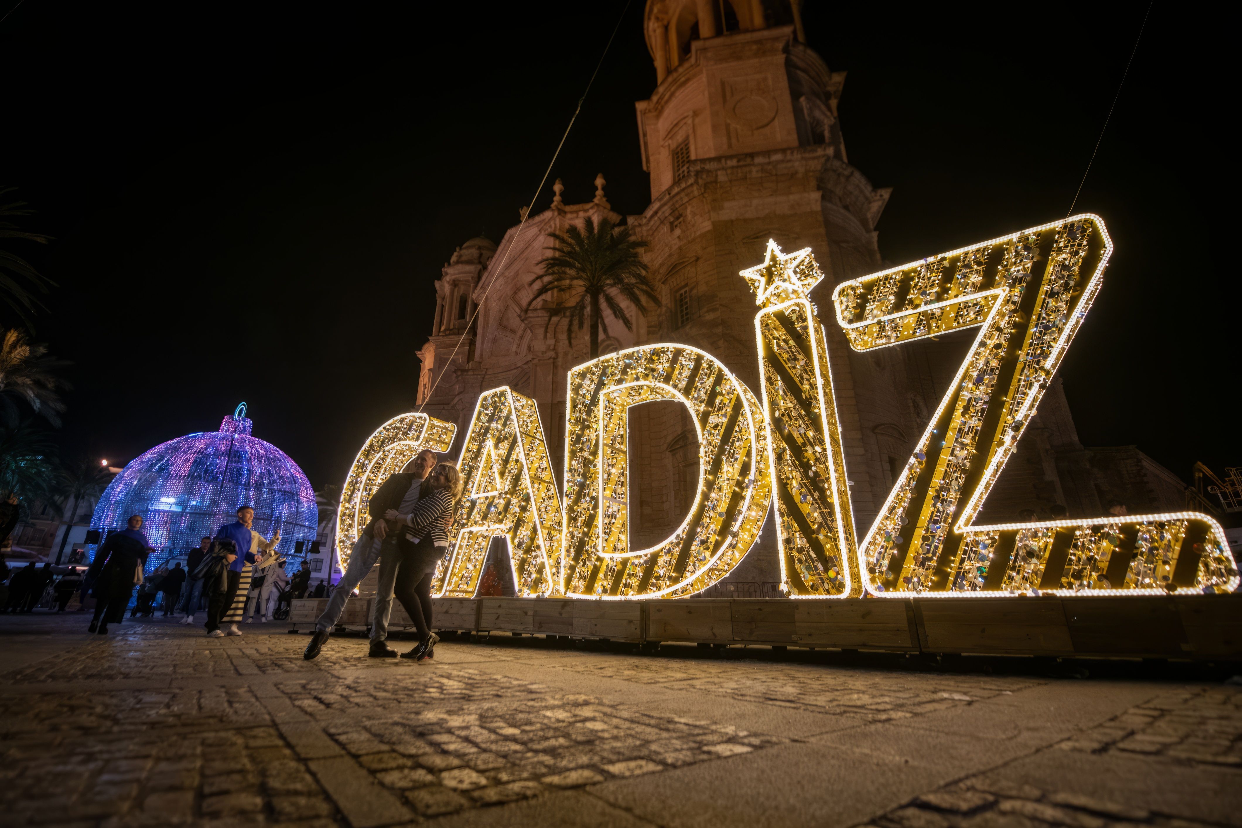 La plaza de la Catedral, en Cádiz, tras el encendido del alumbrado navideño de 2024. 