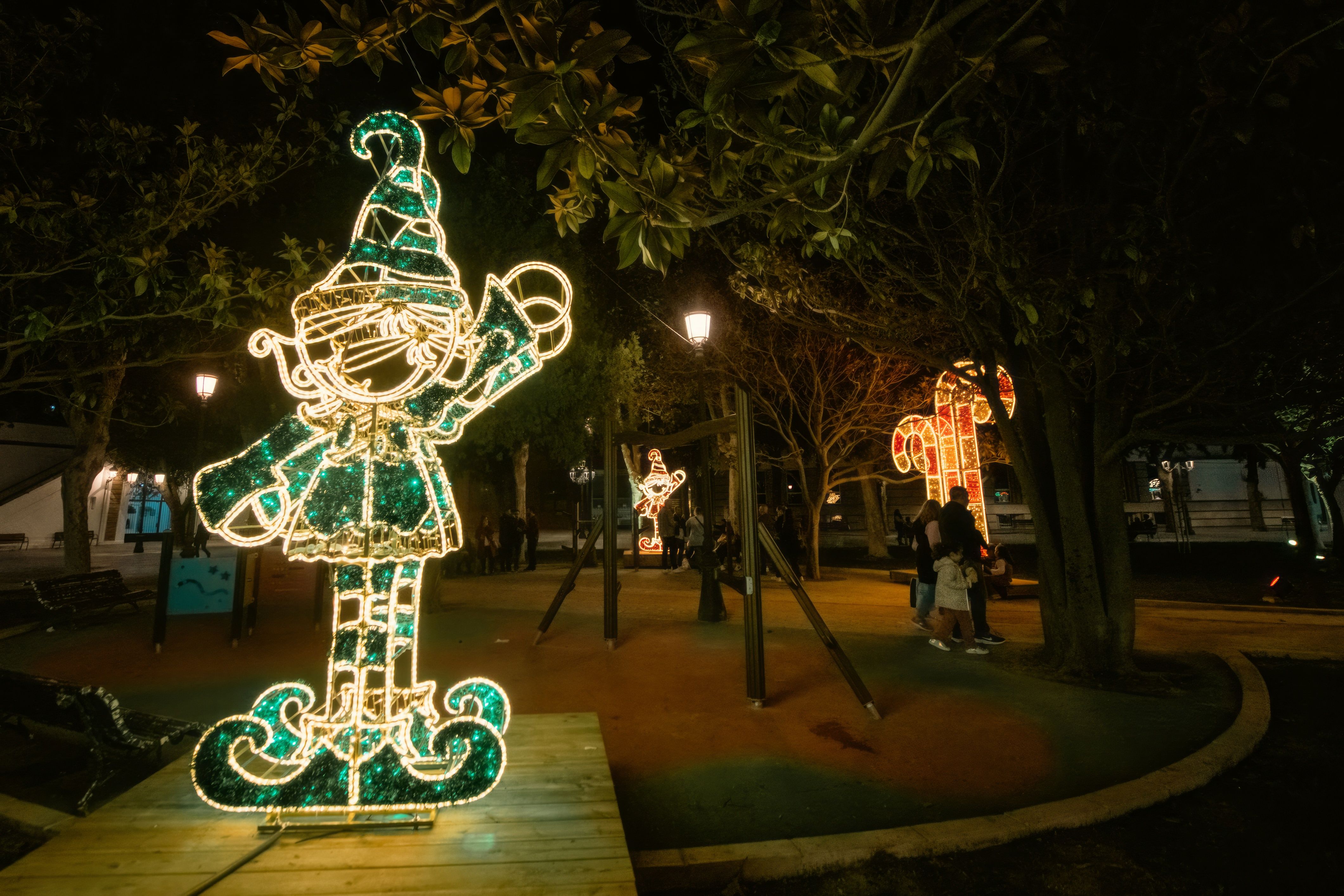 Cádiz se ilumina con su mágico alumbrado navideño.