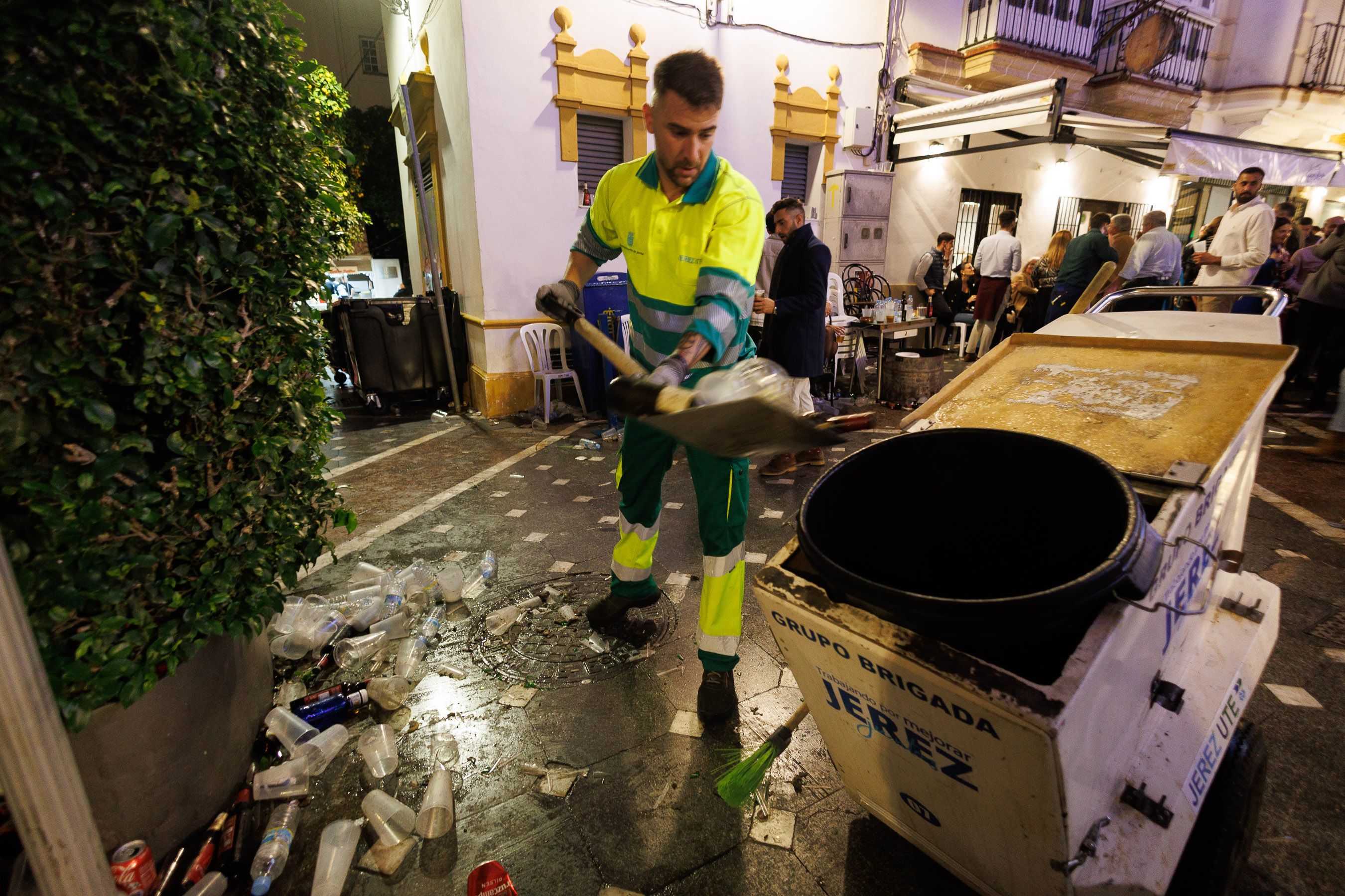 Un operario de la limpieza de Jerez, durante el fin de semana de Zambombas.