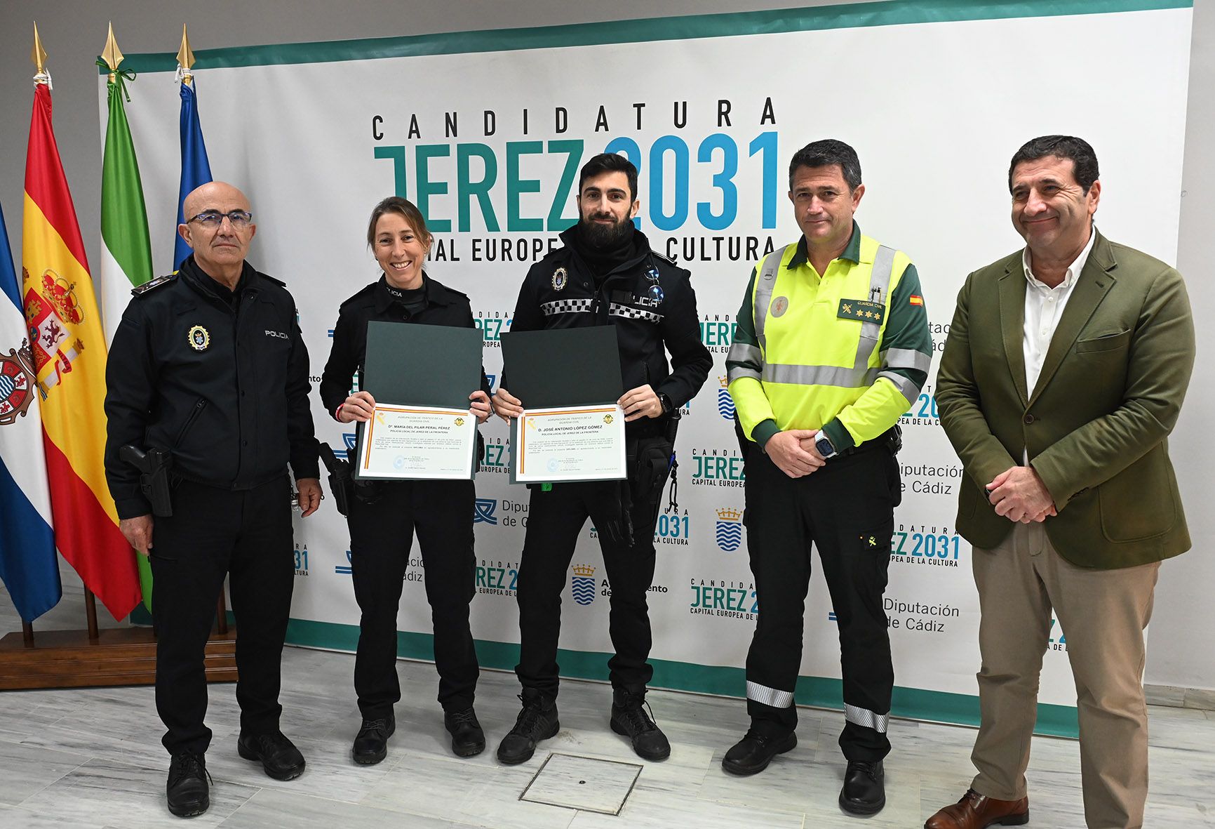 El reconocimiento a los dos agentes de la Policía Local de Jerez.