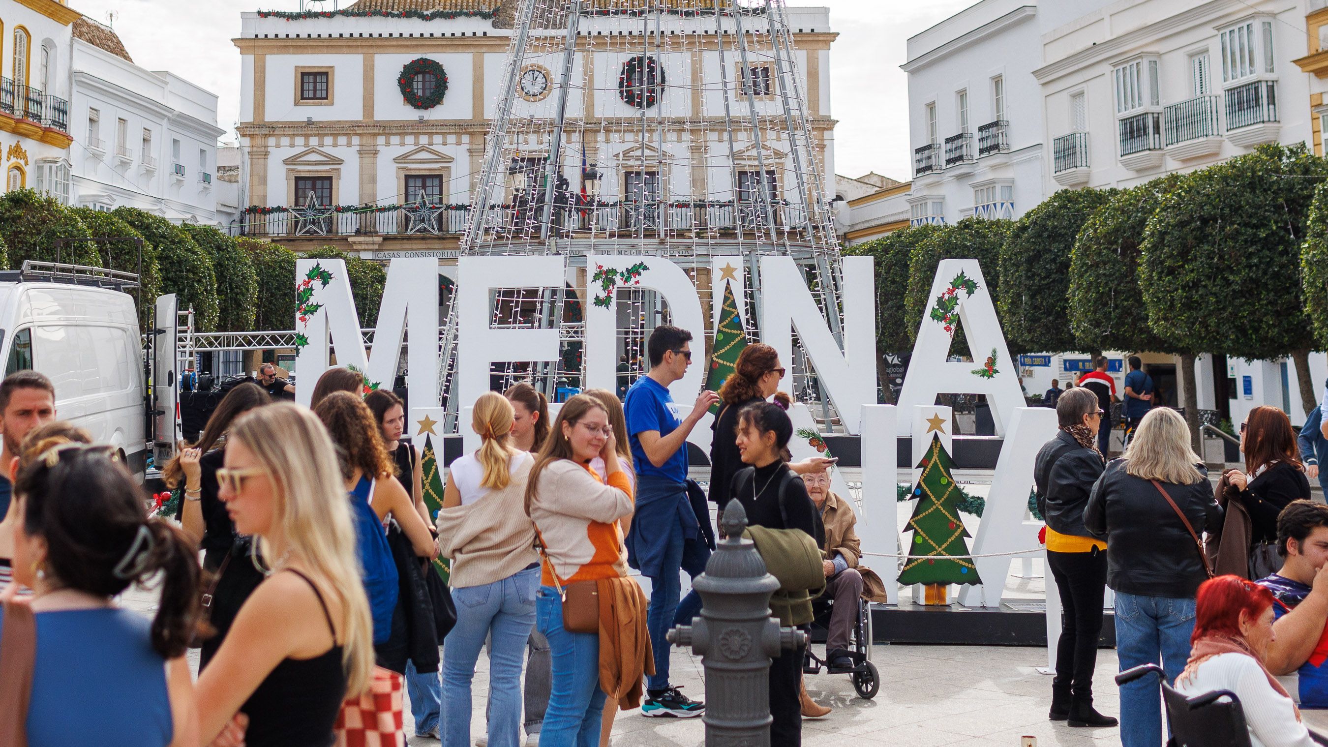 El Ayuntamiento de Medina Sidonia, tras los adornos navideños este sábado, último día de noviembre.  