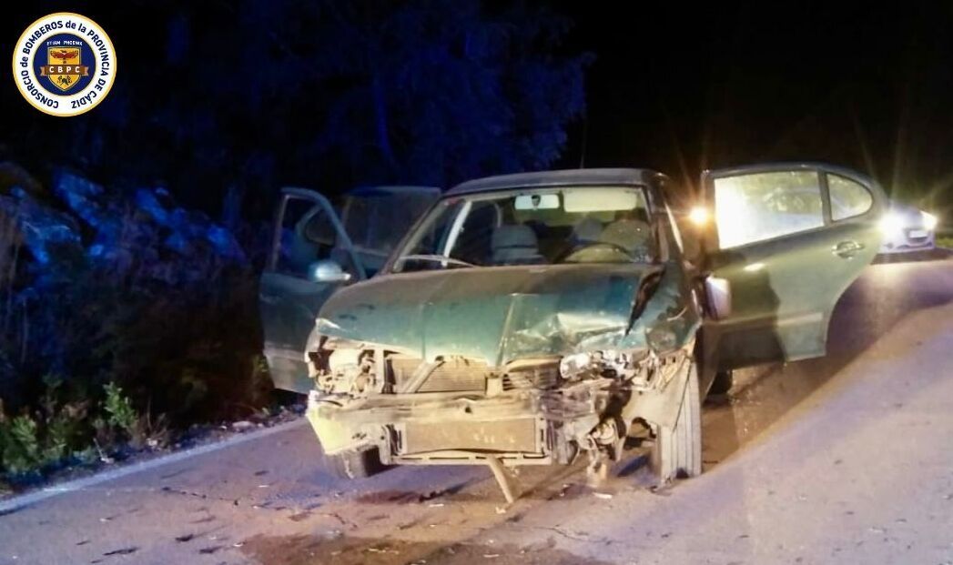 El estado de uno de los coches tras el choque frontal en Espera.