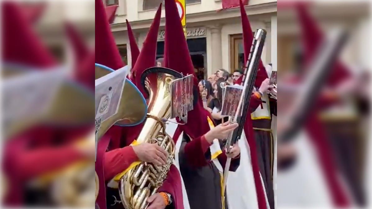 Nazarenos en un pasacalles de la Feria MARCO en Sevilla.