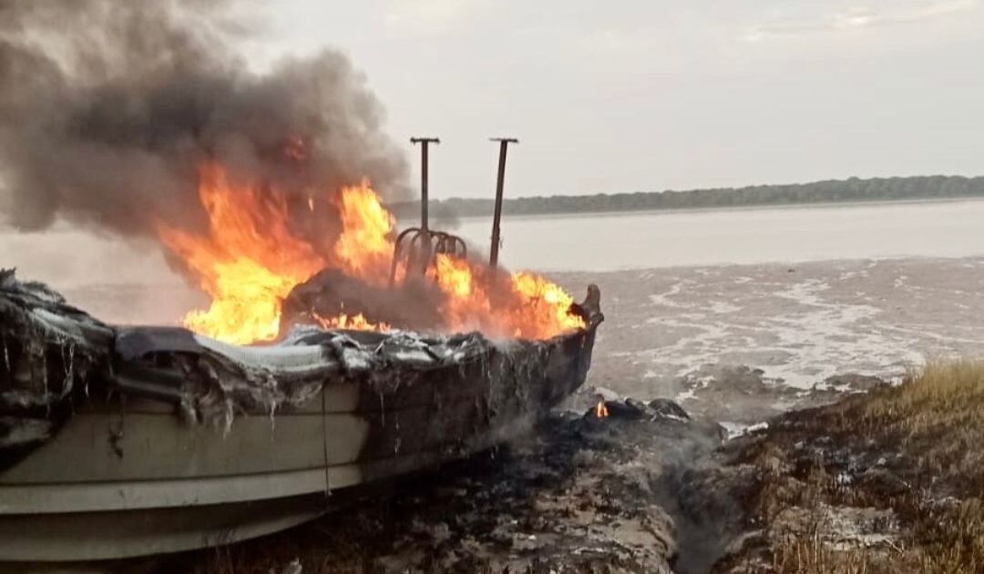 El incendio en Bonanza, Sanlúcar, a la llegada de los bomberos, en una imagen del Consorcio.