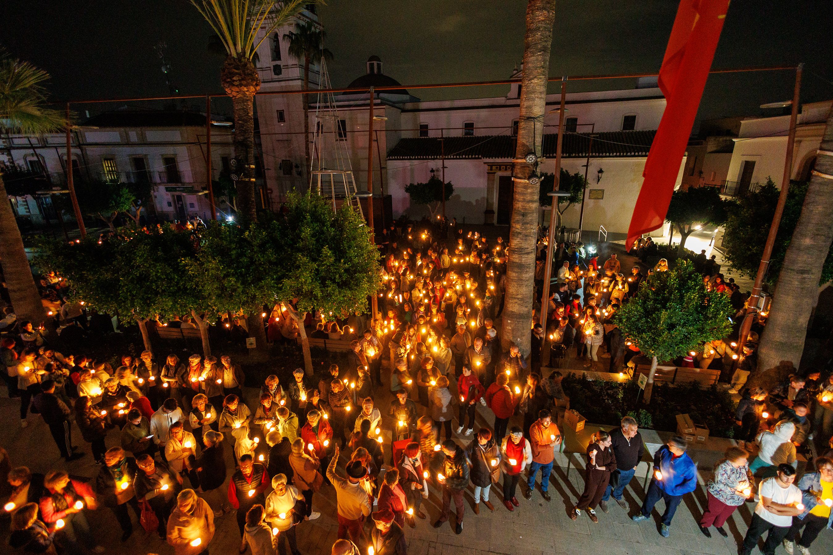 La plaza del Ayuntamiento de Trebujena, a oscuras, en protesta contra Endesa por los cortes de luz.