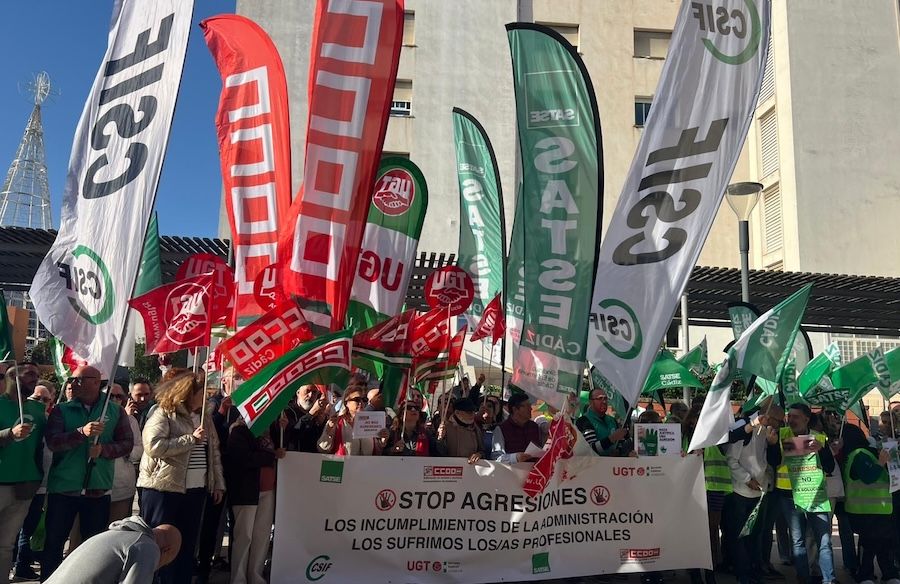 Concentración en repulsa de las agresiones a sanitarios en Cádiz.