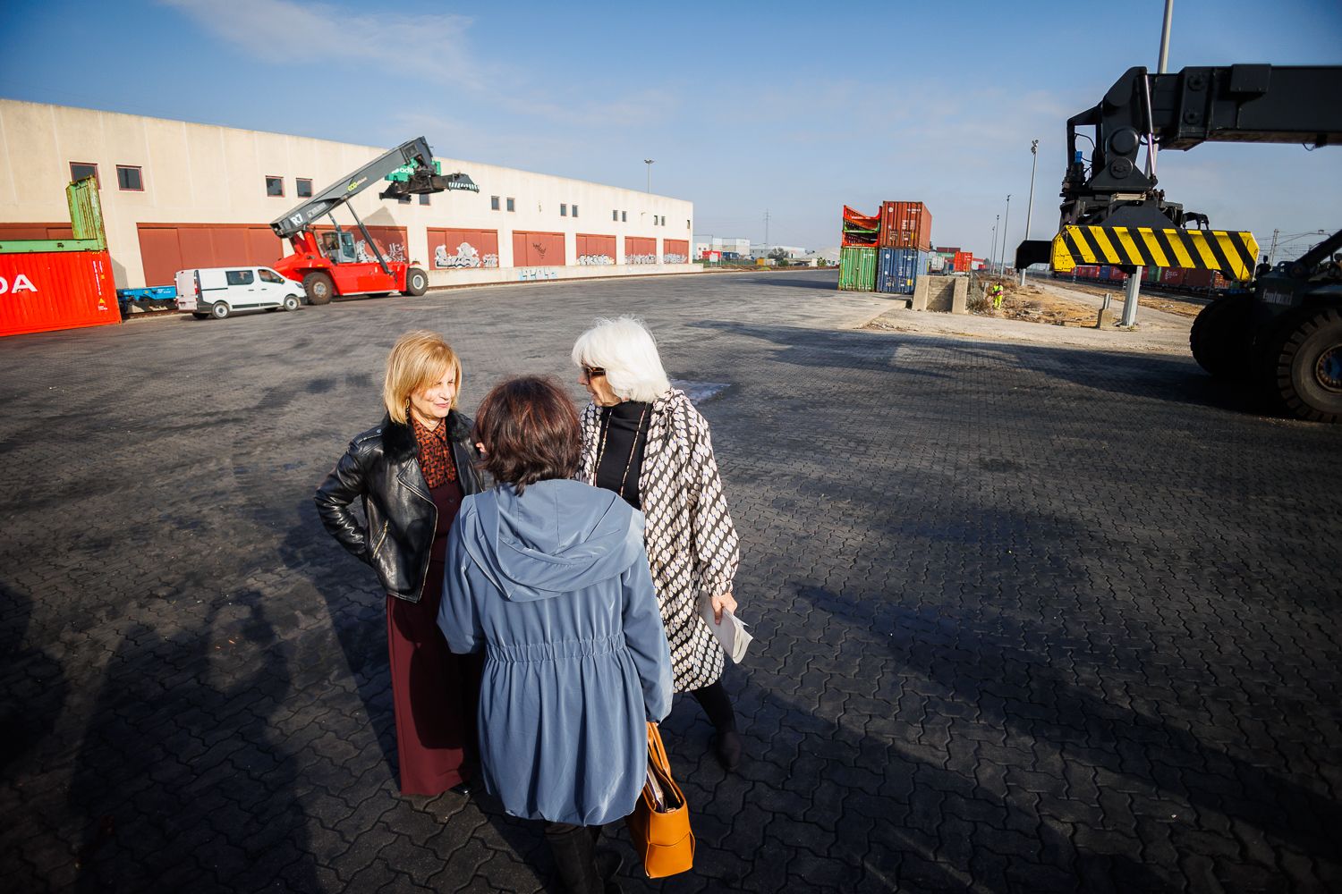 La alcaldesa, María José García-Pelayo, y la presidenta de Autoridad Portuaria, Teófila Martínez, en el 'puerto seco' de Jerez.