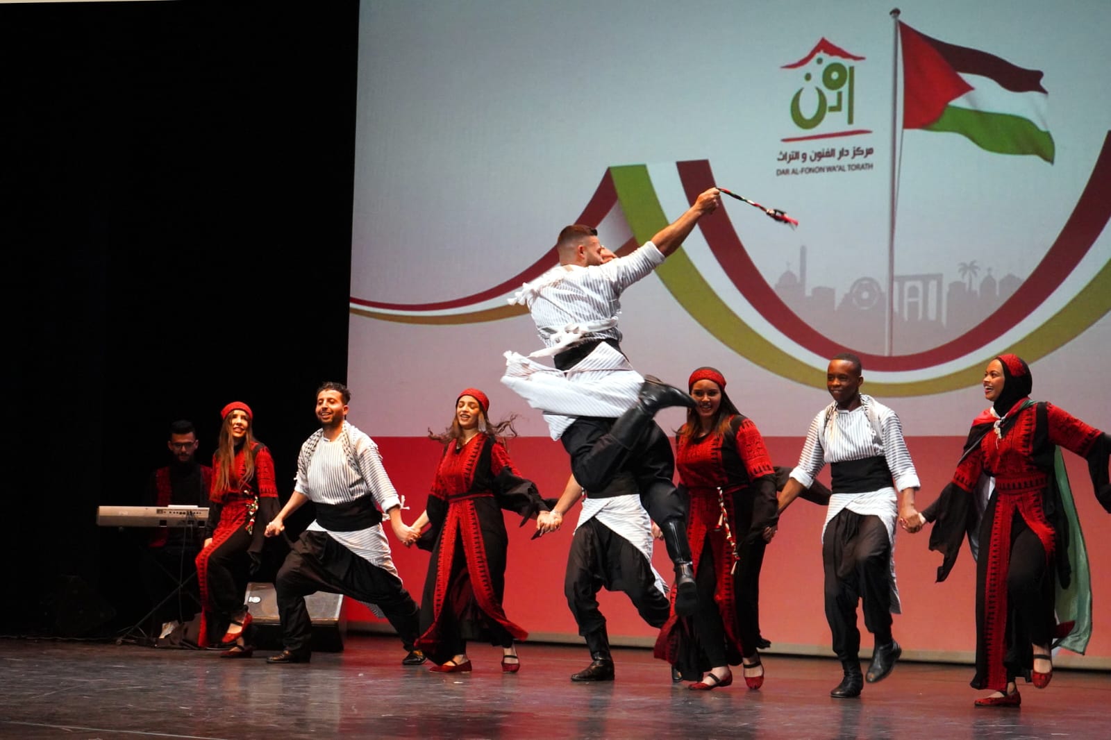 Haweia Group en uno de sus espectáculos de danza y cante tradicional palestino. CEDIDA