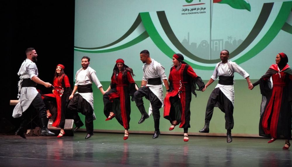 Los jóvenes bailando 'dabke'.