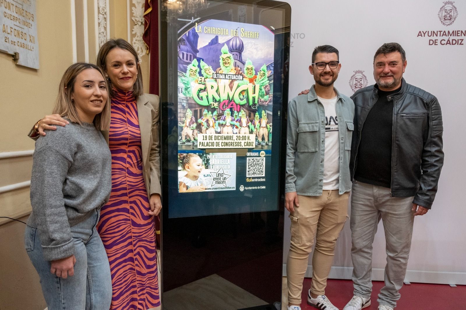 Los padres de Gabriela, la delegada y el 'Sheriff' en el acto de presentación del cartel del evento solidario.