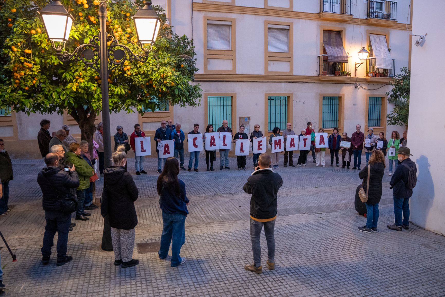 Concentración en Cádiz por Rosa, la mujer sin hogar que murió en la calle.