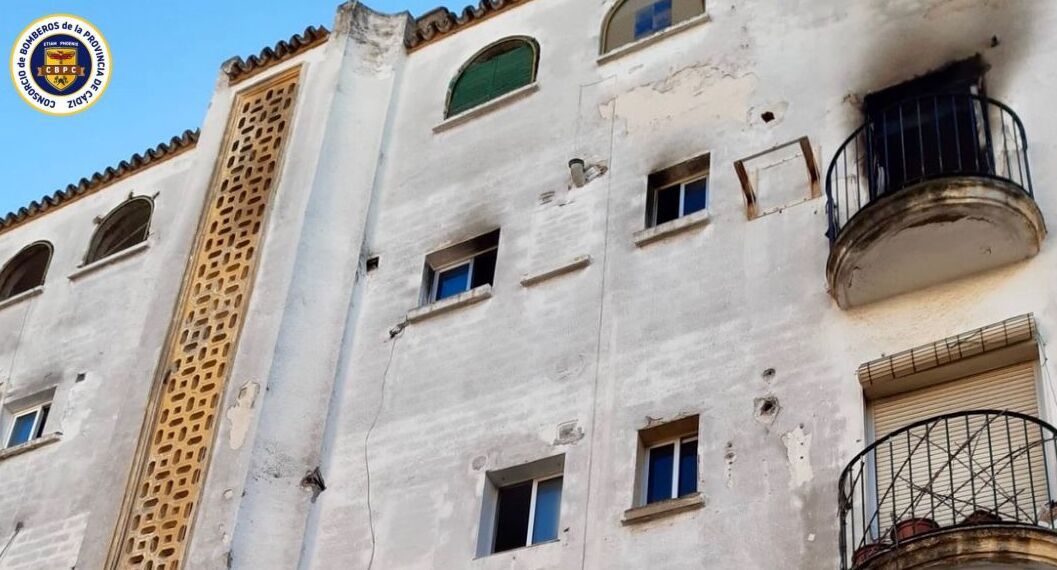 La fachada del bloque de la barriada de La Plata de Jerez donde ha habido un incendio.