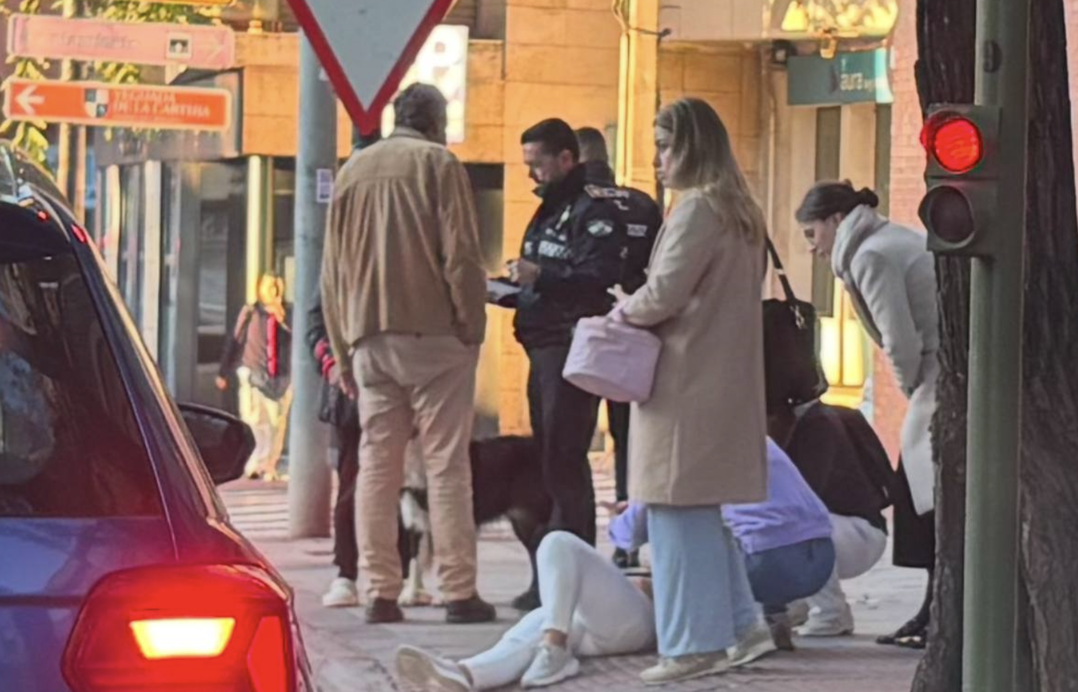 La persona atropellada, tendida en el suelo, en la rotonda del Minotauro.