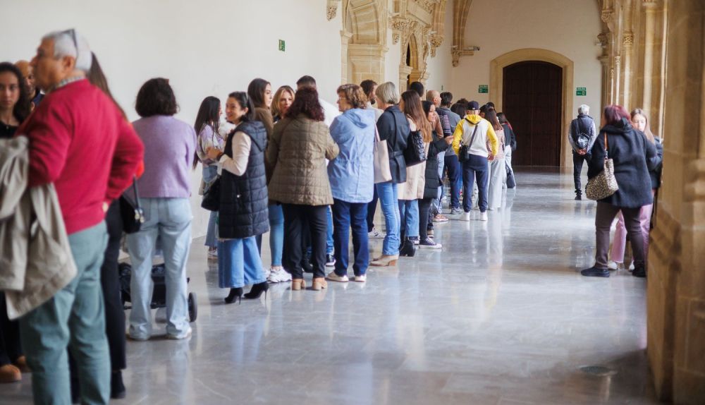 Gran cola de personas esperando para participar. 