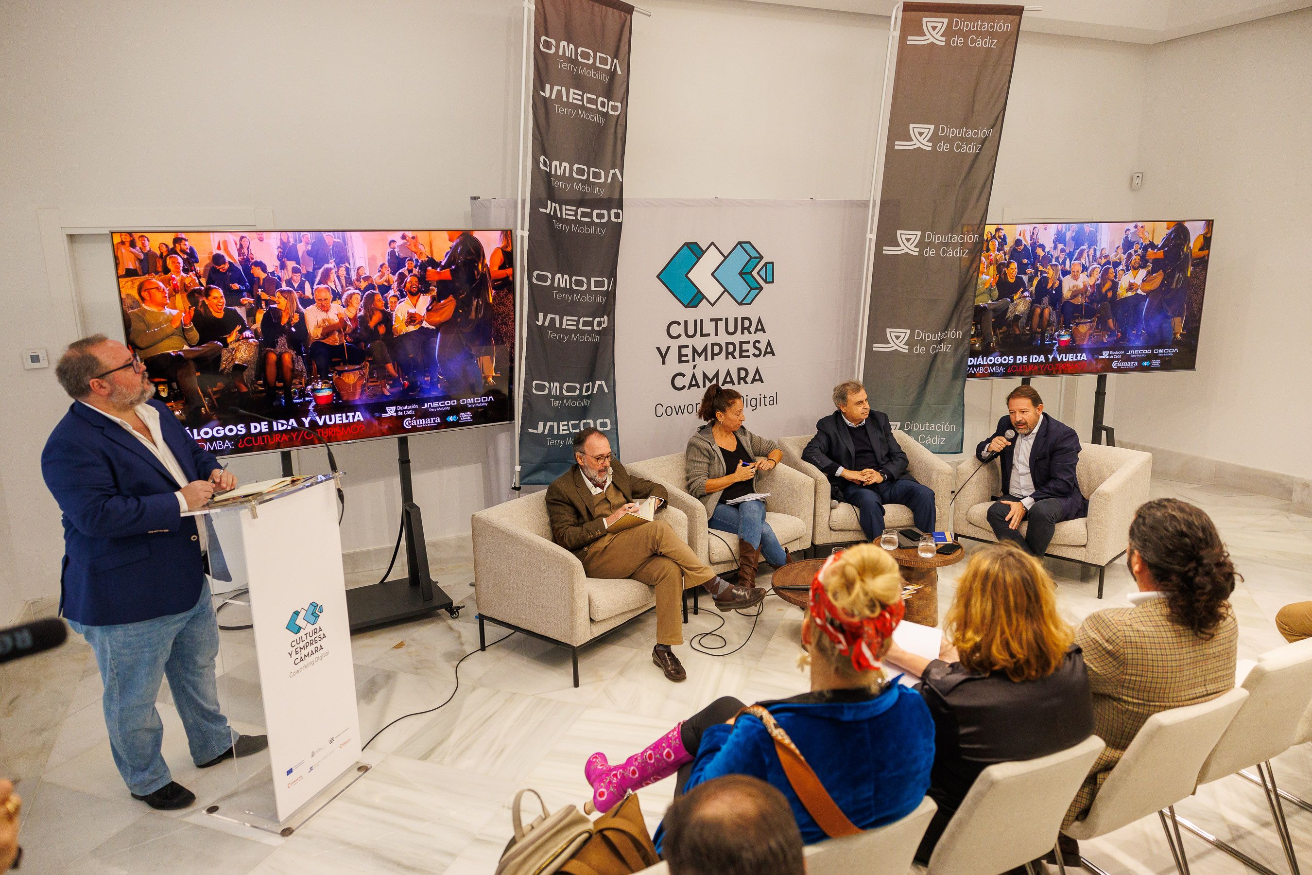 Manuel Naranjo, Eva Cote, Antonio Real y Antonio Mariscal, durante el debate sobre la Zambomba, moderado por David Montes.