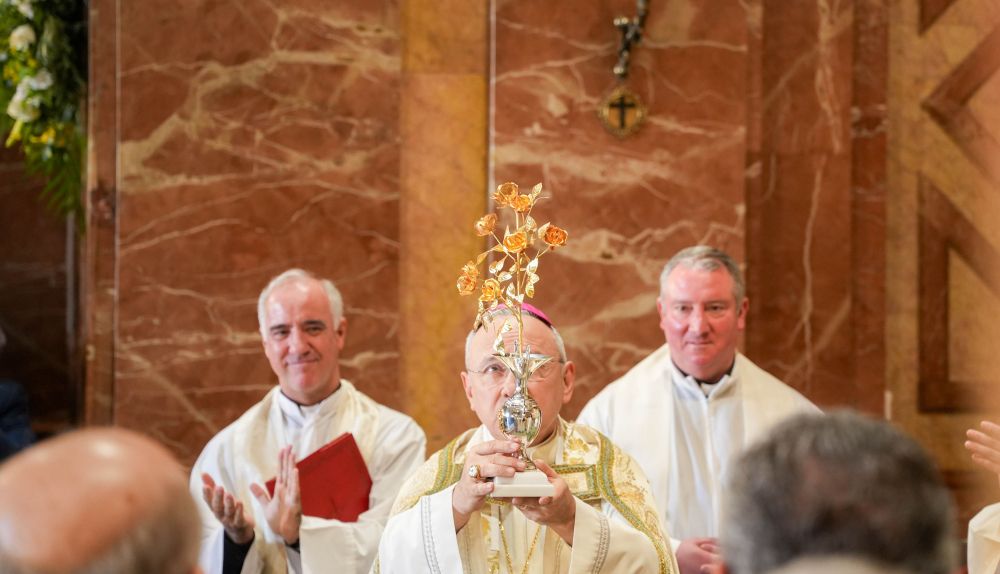 monseñor Edgar Peña ofreciendo la Rosa de Oro. 