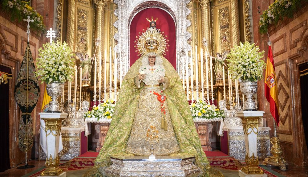 La Esperanza Macarena con la Rosa de Oro a sus pies. 