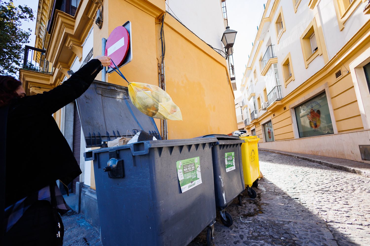 Este gesto, tirar la basura, será más caro en 2025.