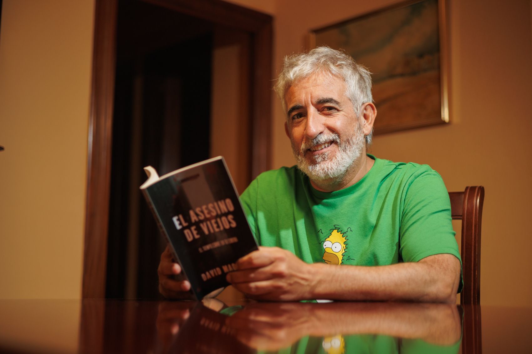 David Magrañal, el "escribidor" de El Puerto, con su última novela.