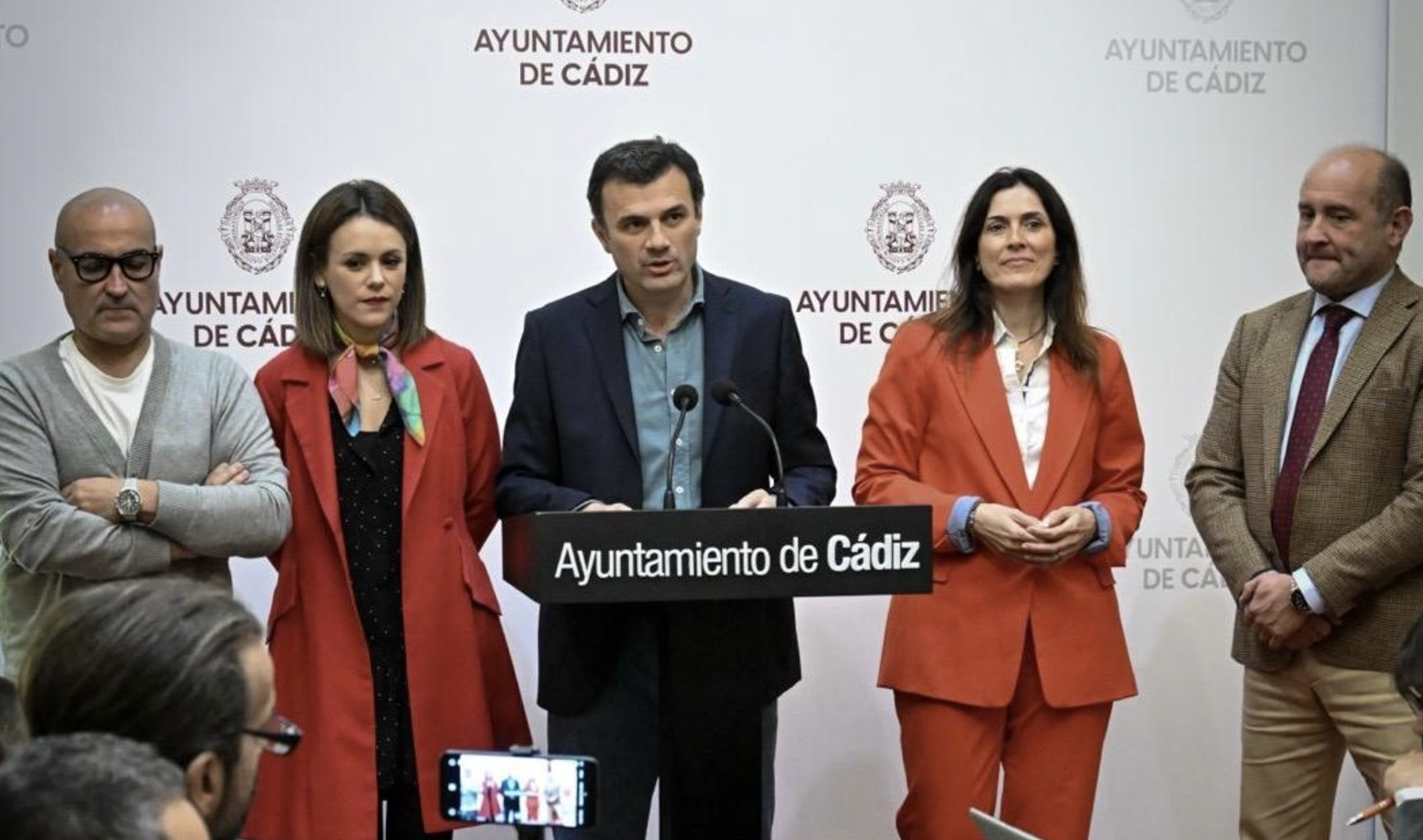 En el centro de la imagen, Bruno García, alcalde de Cádiz, junto a otros miembros de su equipo de gobierno.