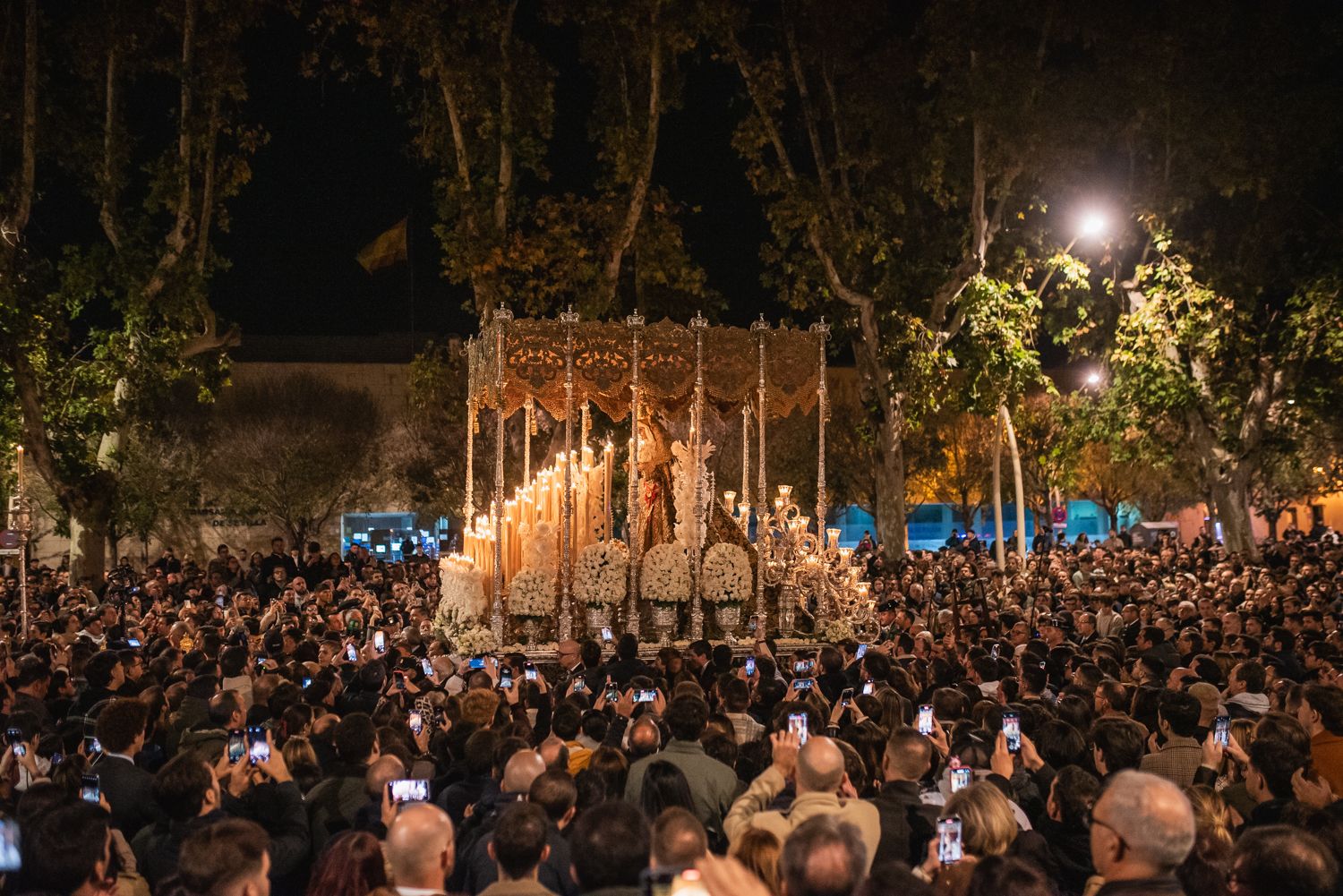 Miles de personas acompañan el traslado de la Macarena, esta madrugada.