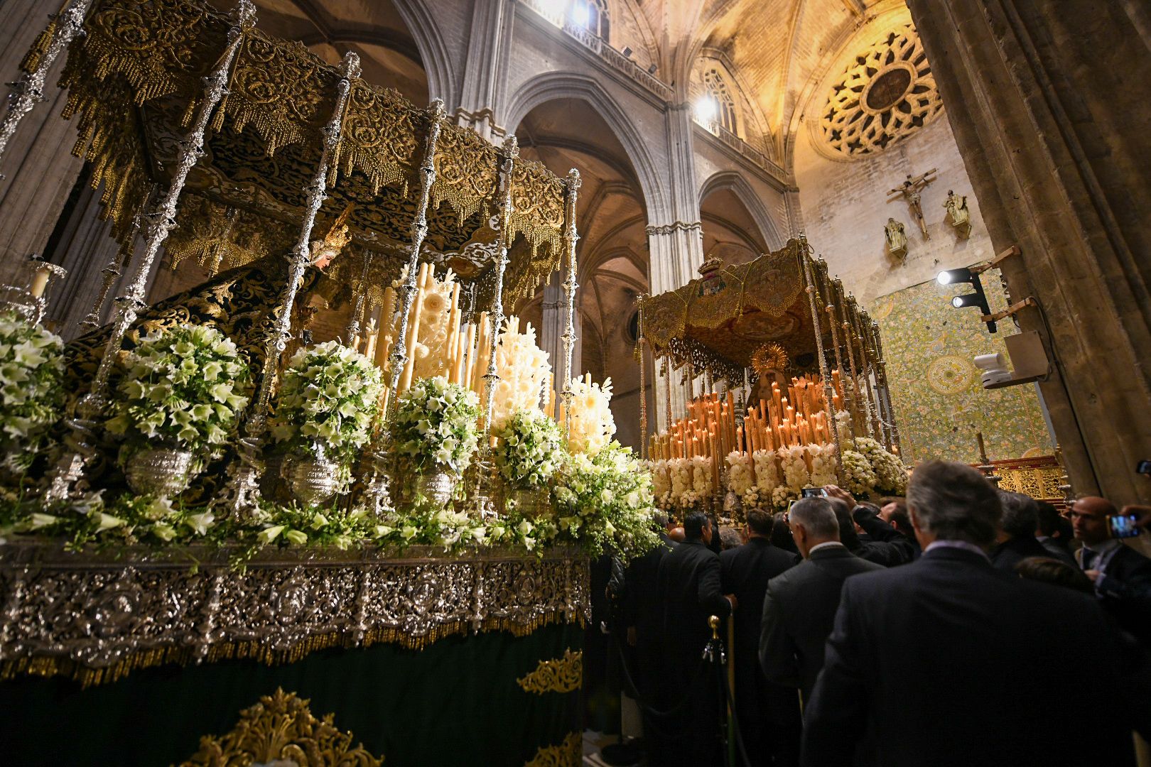 Emotiva entrada de la Esperanza Macarena y el Gran Poder en la Catedral de Sevilla: un momento de fe y tradición