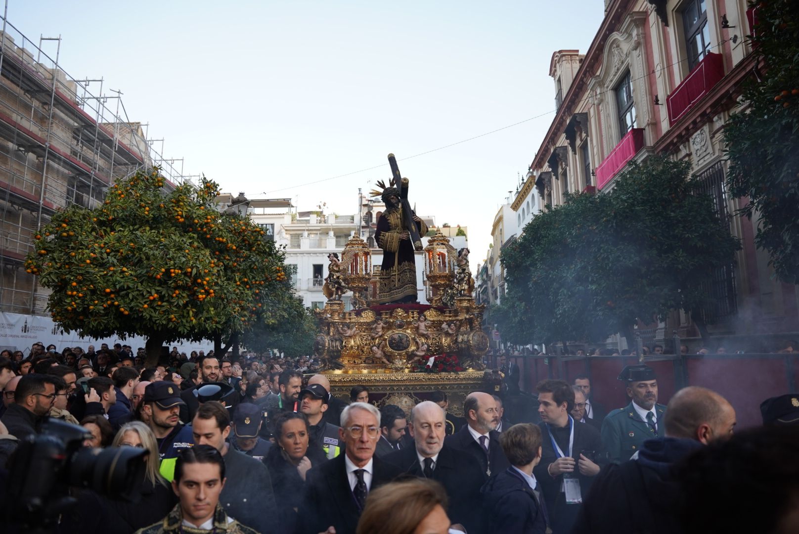 Las calles de Sevilla, abarrotadas por la Magna.