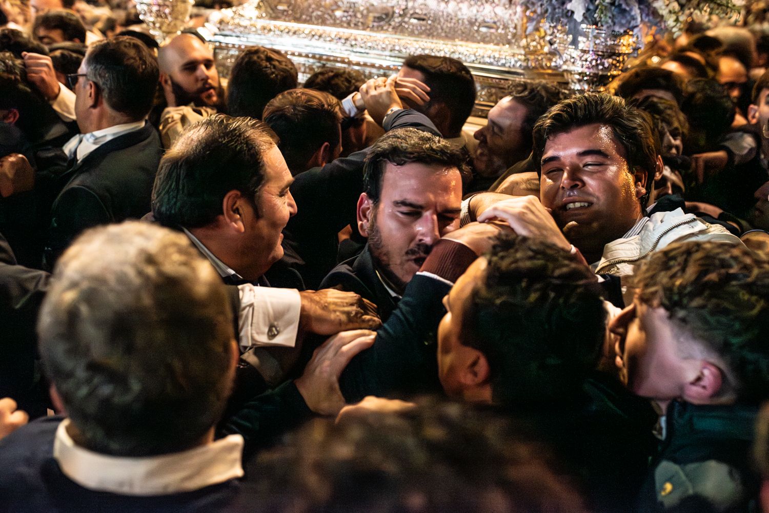 Momentos vibrantes de los loreños portando a la Virgen de Setefilla en la Magna.