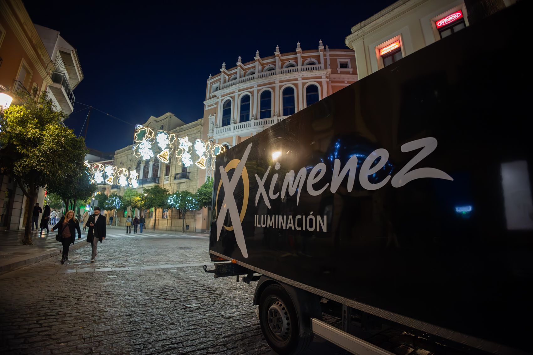 Iluminaciones Ximénez, con el alumbrado navideño en Jerez al fondo.