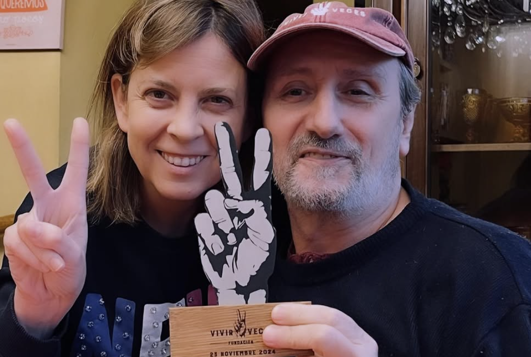 José Luis Gil junto a su hija Irene, hace una semana con un galardón de la Fundación Vivir Dos Veces.