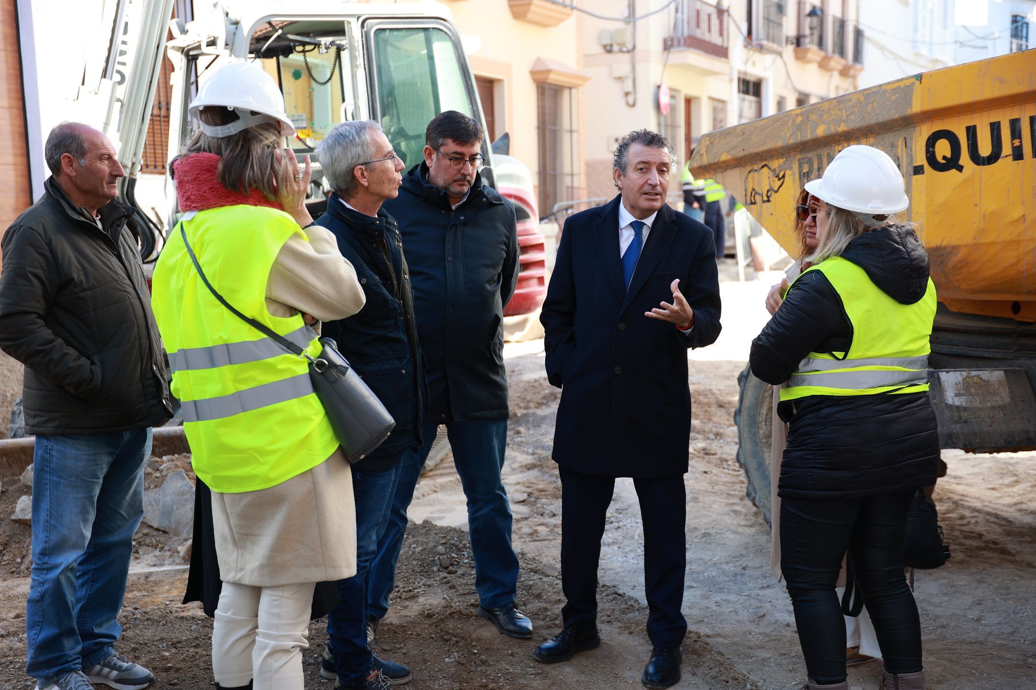 Javier Fernández y Francisco Jiménez, presidente de Diputación y alcalde, en la visita por las calles de Utrera.