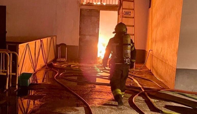 Un bombero del Consorcio de Cádiz, en un reciente incendio.