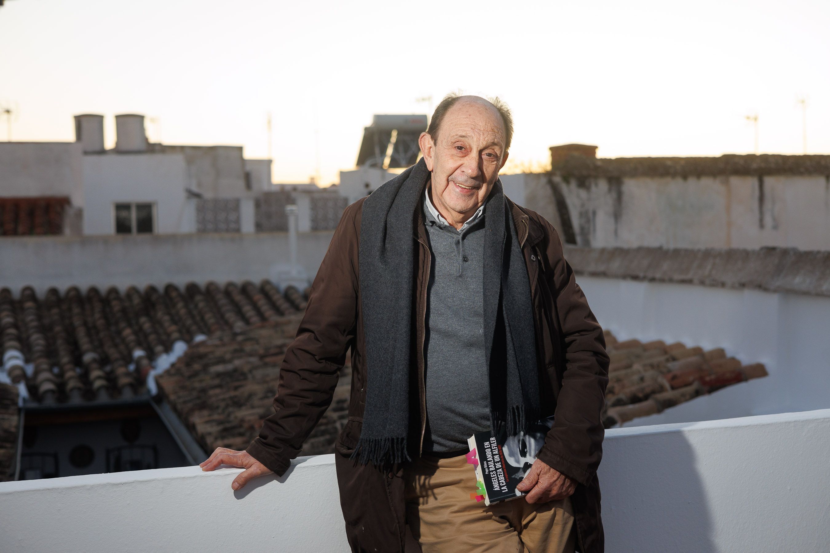 El autor de 'Ángeles bailando en la cabeza de un alfiler' posa para lavozdelsur.es