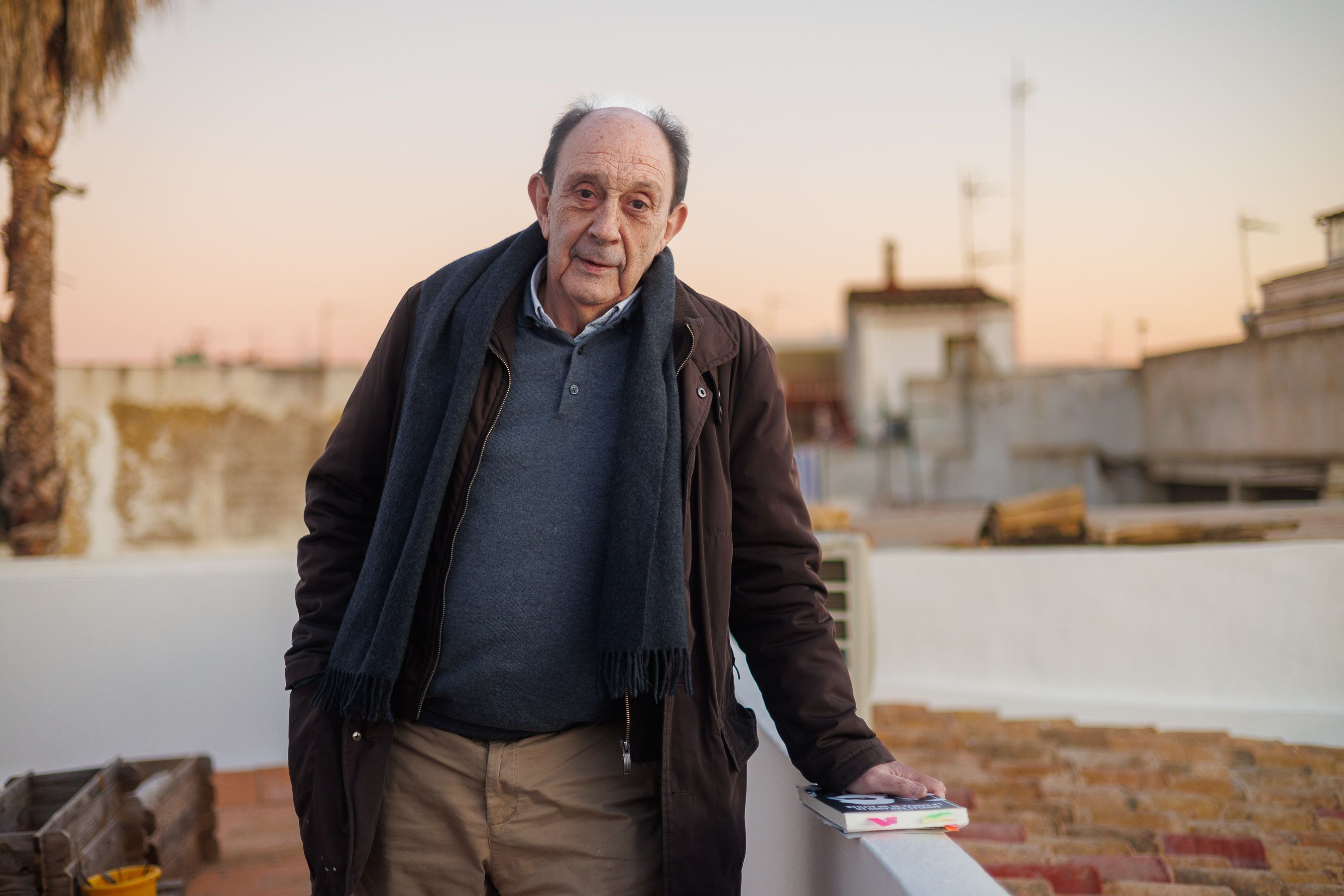 Pepe Ribas posa para lavozdelsur.es en la azotea de El Corral de San Antón.