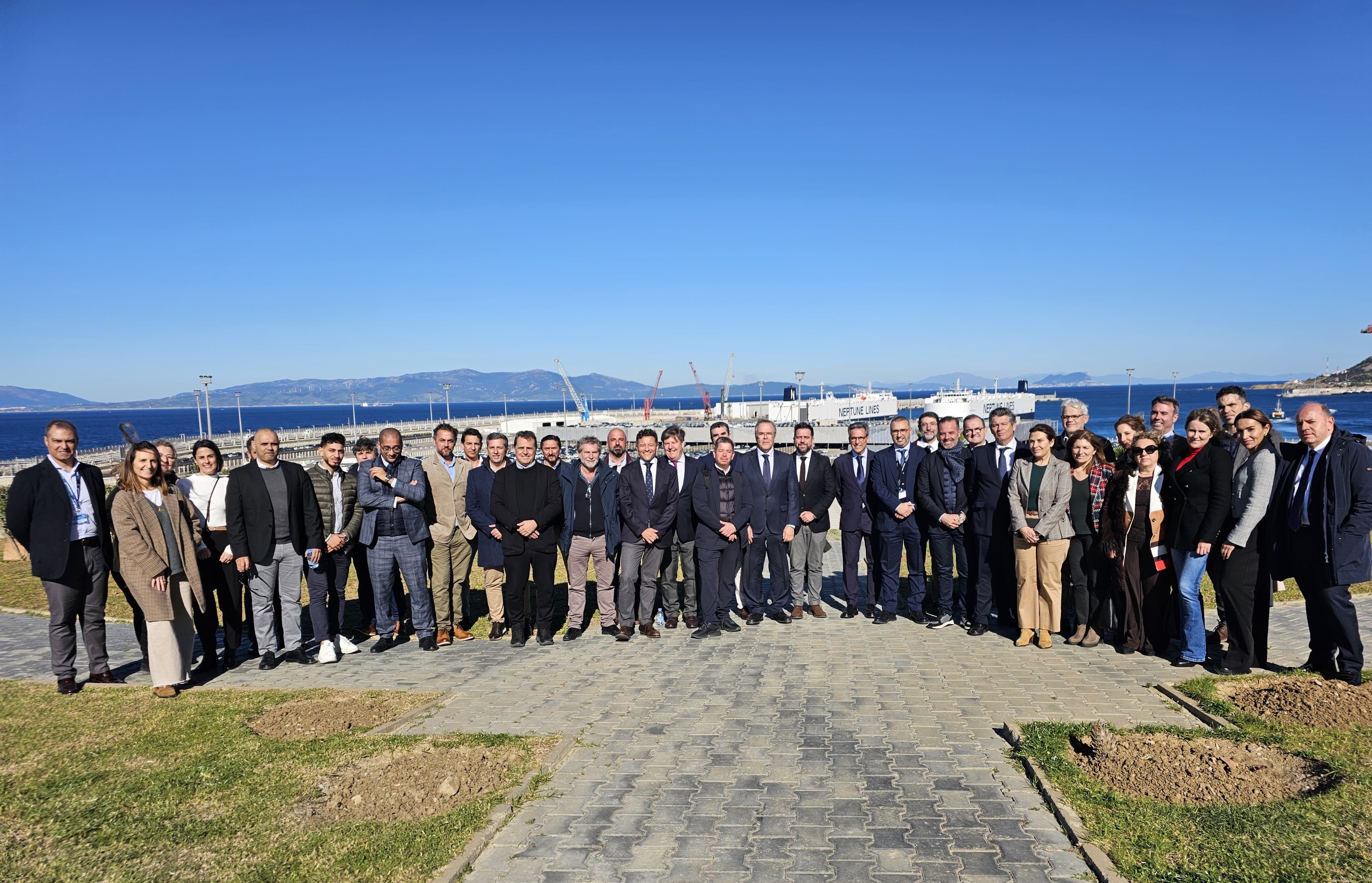 La delegación española y la representación marroquí posando en la zona franca de Tánger. 