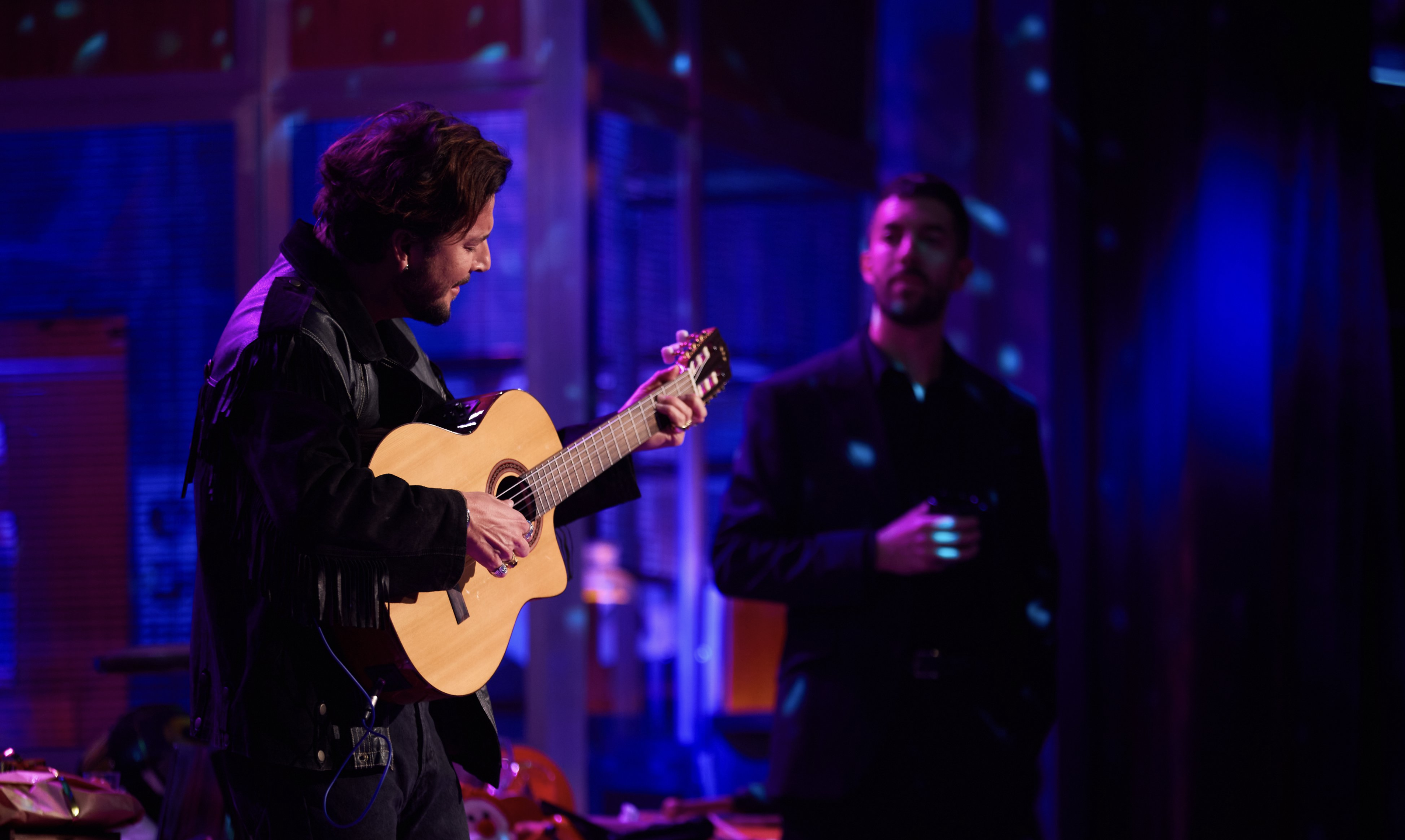 Manuel Carrasco, con David Broncano al fondo, en 'La Revuelta'.