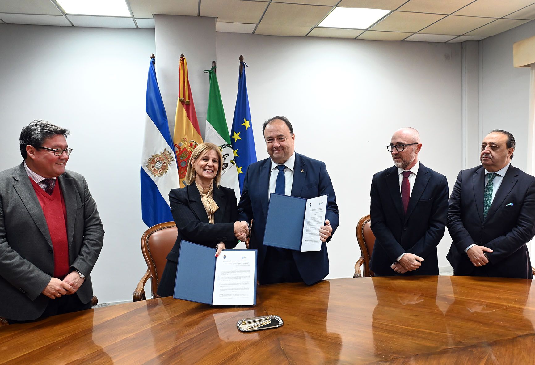 La alcaldesa y el rector de la UCA, en el centro de la imagen, también la firma del protocolo general entre la institución universitaria y el Ayuntamiento de Jerez.