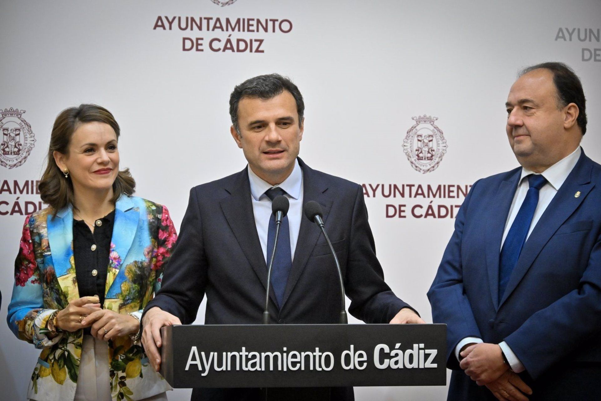 El alcalde de Cádiz, junto a Beatriz Gandullo y Casimirio Mantell.