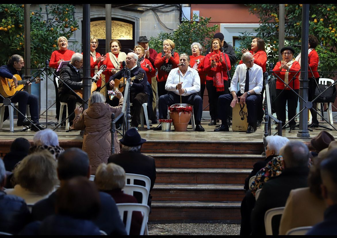 Coro de mayores en la Alameda del Banco.