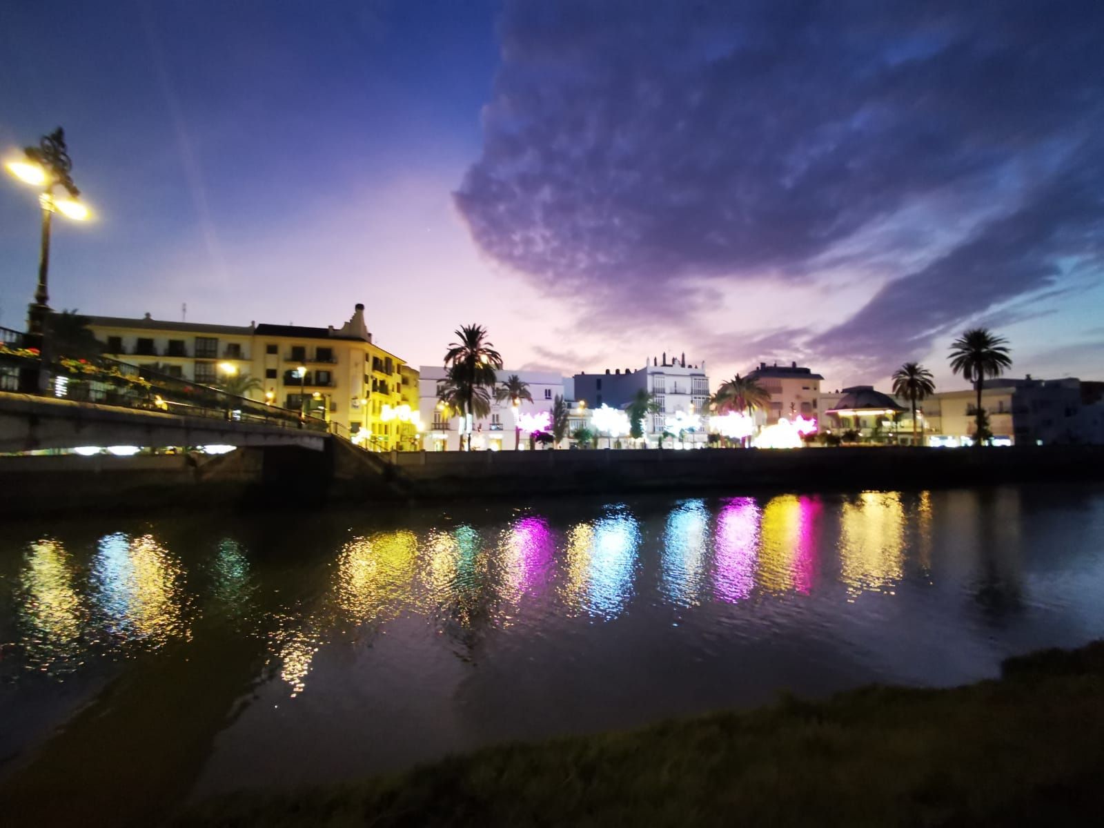 Imagen de Pedro Leal, subida a redes por el alcalde de Chiclana, José María Román, con el río Iro a su paso por el núcleo urbano del municipio.