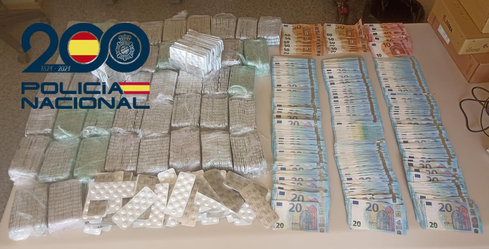 Dinero y pastillas incautados en la 'Operación Arroyo'. Un grupo criminal traficaba en Sevilla con pastillas para la llamada 'droga de los pobres'.