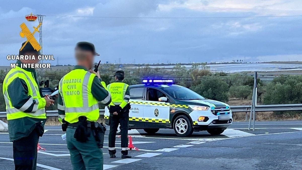 La Guardia Civil, en un control de tráfico, ha investigado a un conductor por conducir borracho y haciendo zigzag.