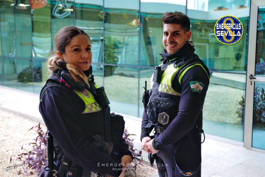 Los dos agentes de la Policía Local que actuaron en el accidente de Su Eminencia, en una imagen de Emergencias Sevilla.