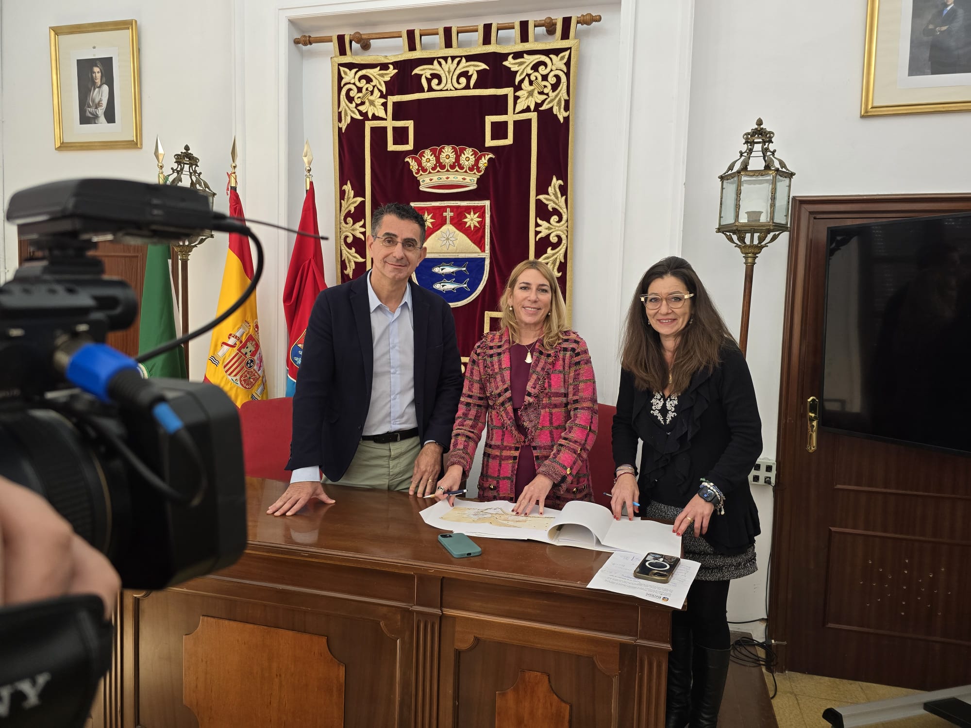 El alcalde de Barbate y la delegada de la Junta en Cádiz, durante el encuentro mantenido en el Ayuntamiento de Barbate. 