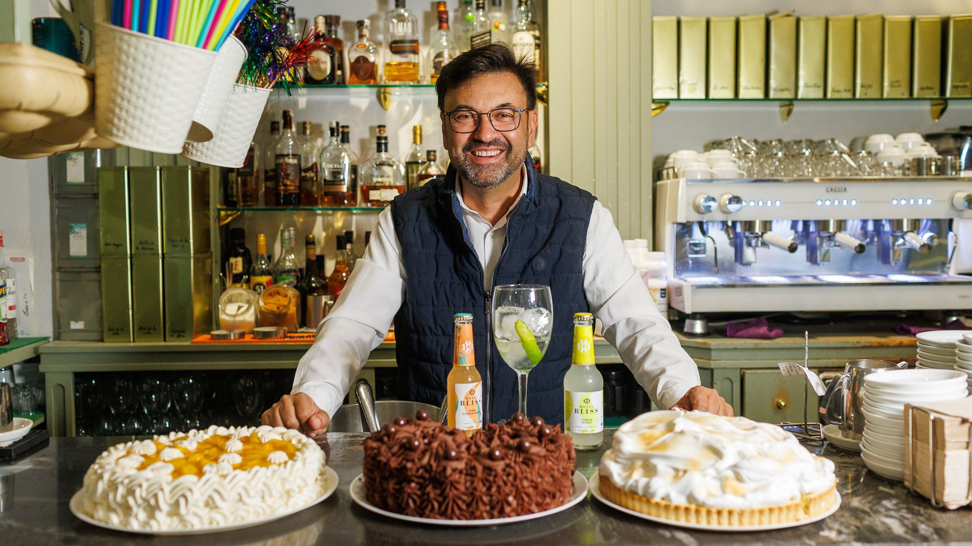 Alfredo Carrasco, en su establecimiento, posando con tres de las variedades de tartas que ofrecen.