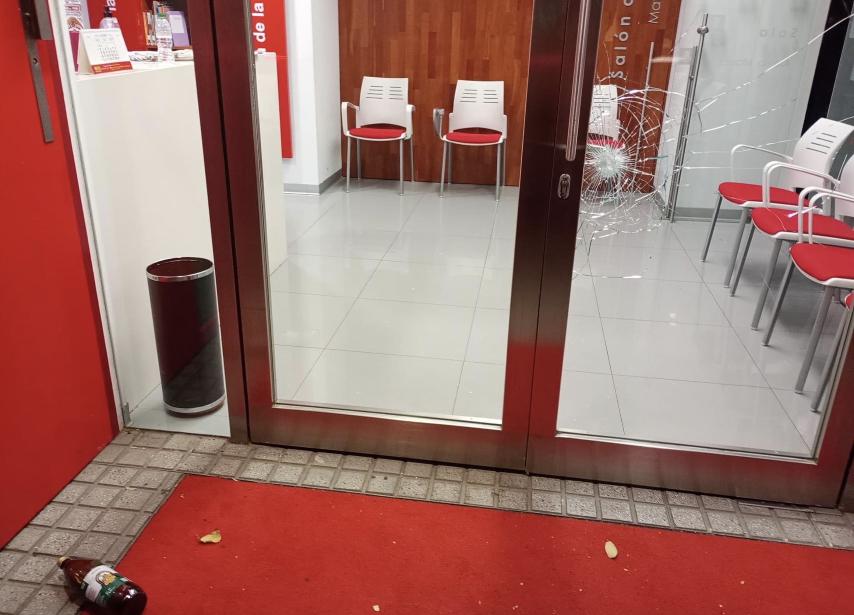 Los daños ocasionados en la sede del PSOE de Córdoba.