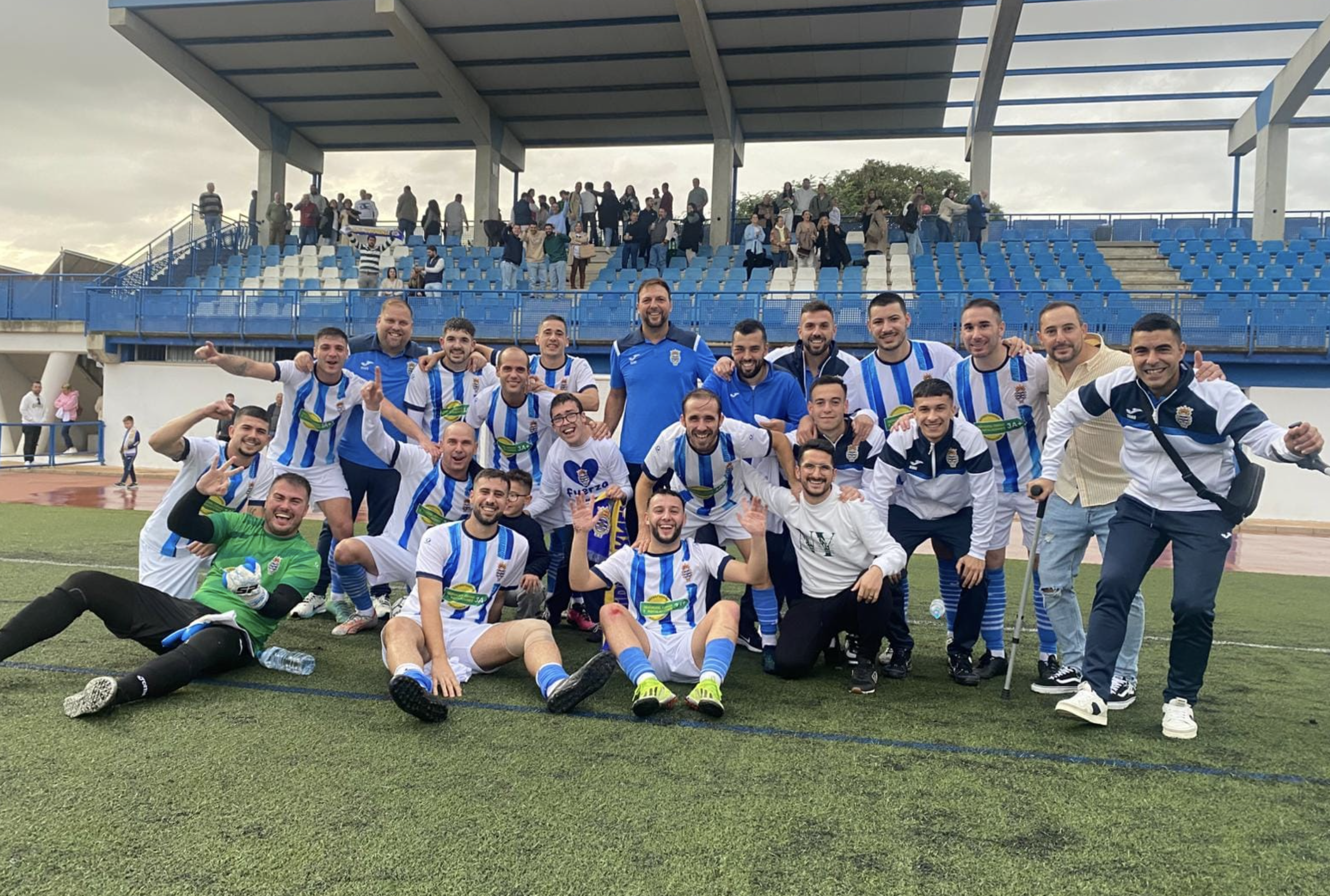 Foto de familia del primer equipo de Bornos, municipio que celebra su primera 'Gala del Balón de Oro'.