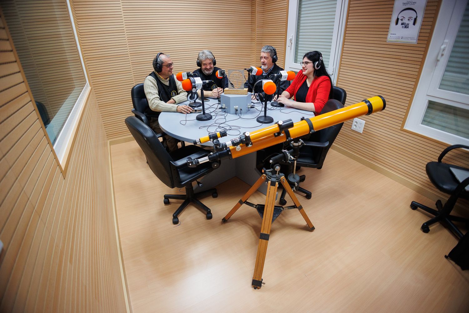 Componentes de la Agrupación Astronómica Magallanes, en el estudio de grabación.