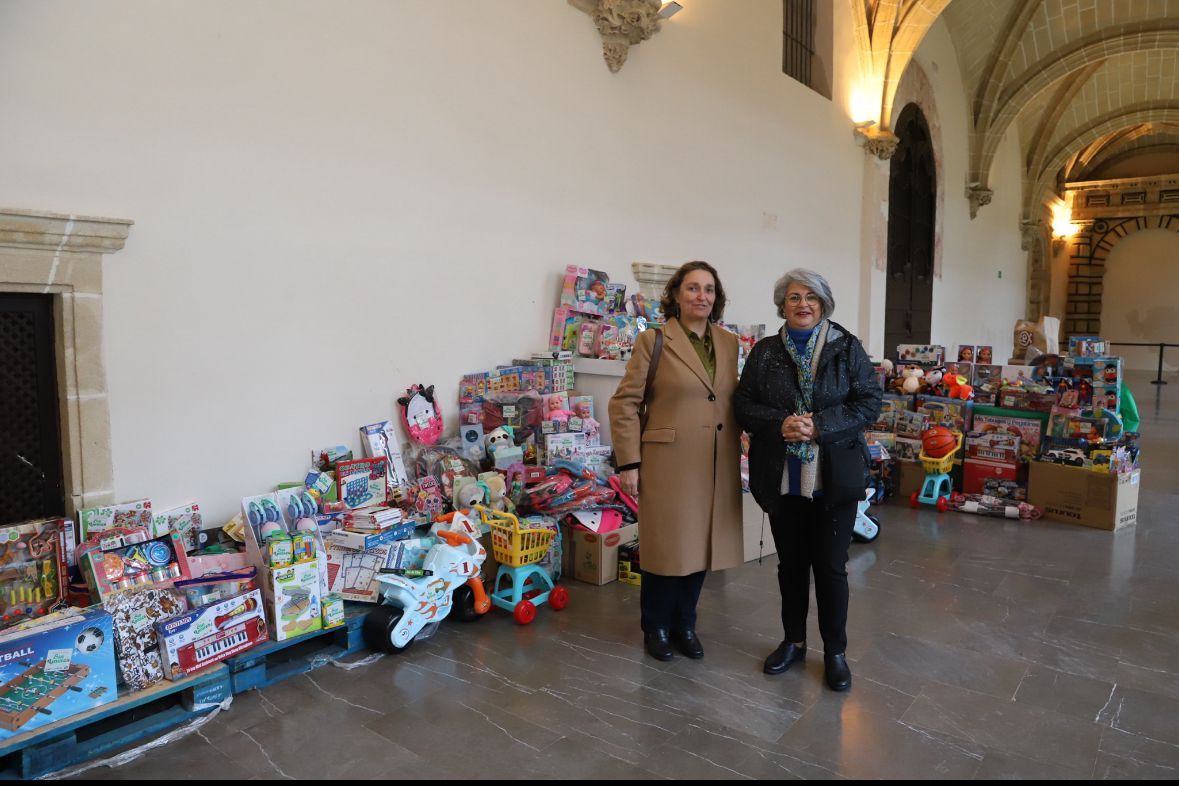 Los Reyes Magos de Jerez hacen un primer envío de juguetes a Valencia.